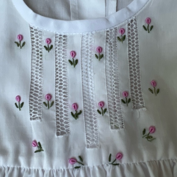 Hand embroidered white dress with pink embroidered flower - Picture 3 of 4
